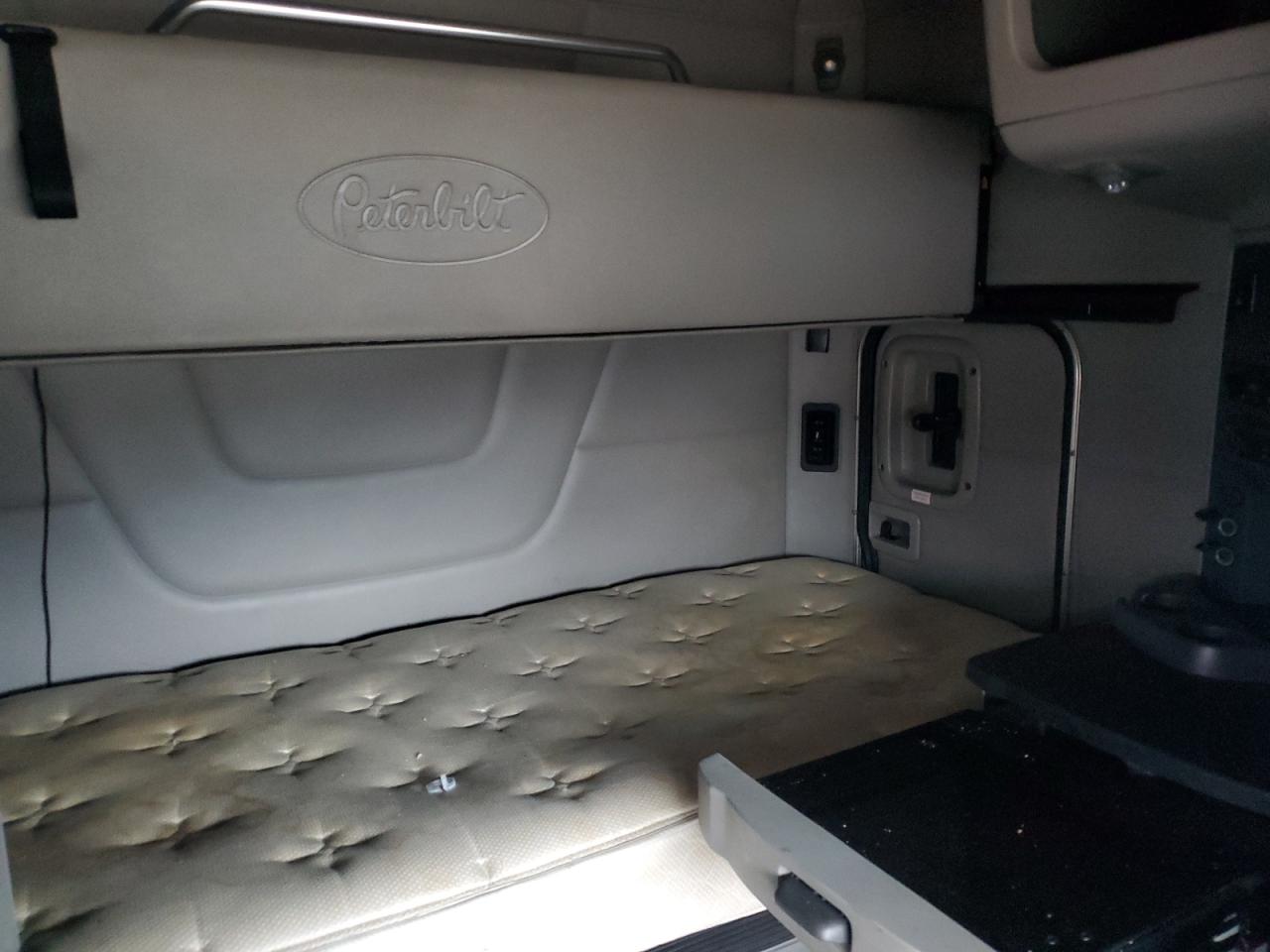 Peterbilt 579 Image 8