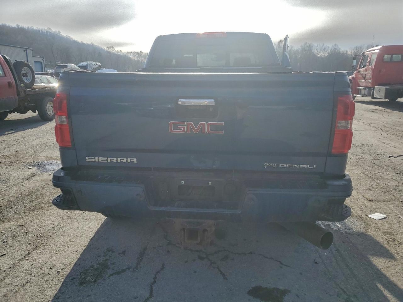 GMC Sierra K2500 Denali Image 4