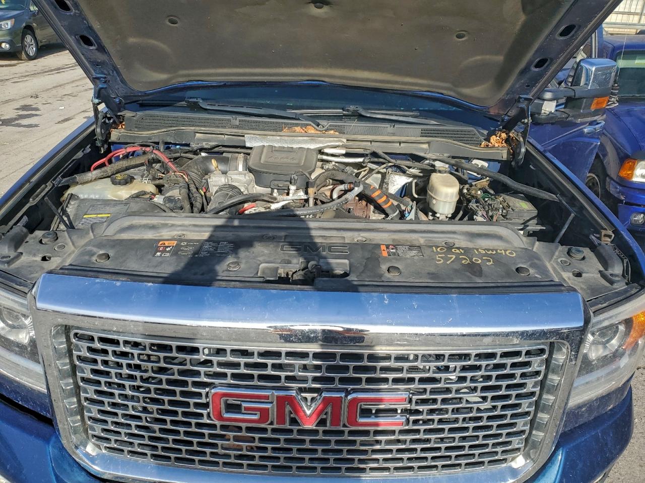 GMC Sierra K2500 Denali Image 12