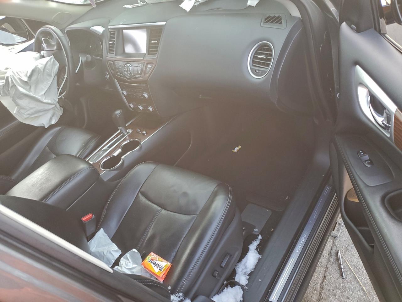 Nissan Pathfinder Platinum Image 3