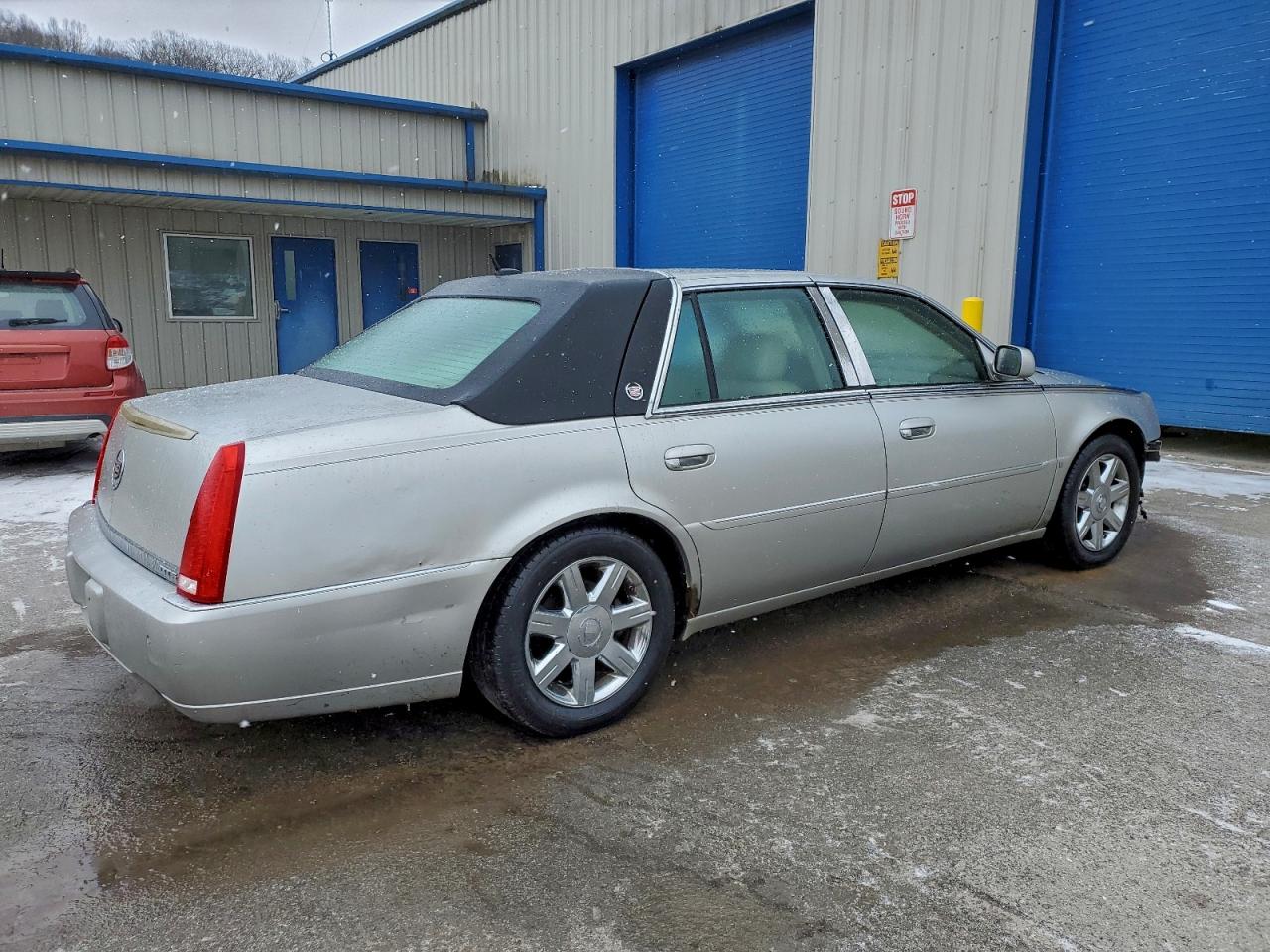 Cadillac DTS Image 9