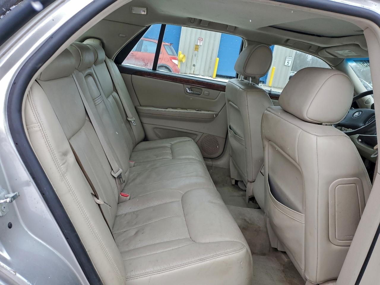 Cadillac DTS Image 8