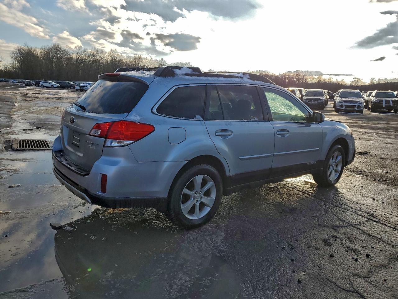 Subaru Outback 2.5i Limited Image 3