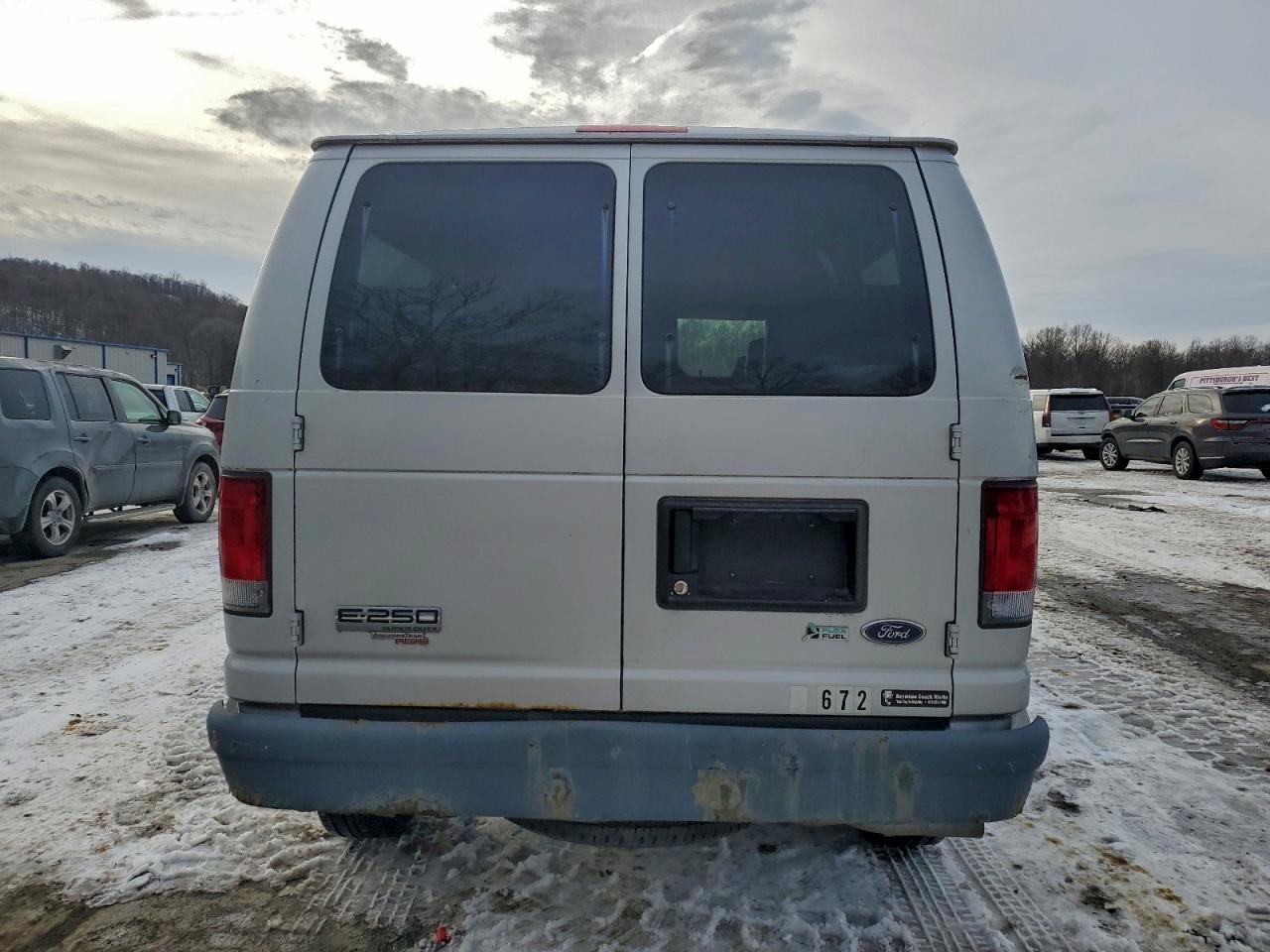 Ford Econoline E250 Van Image 7