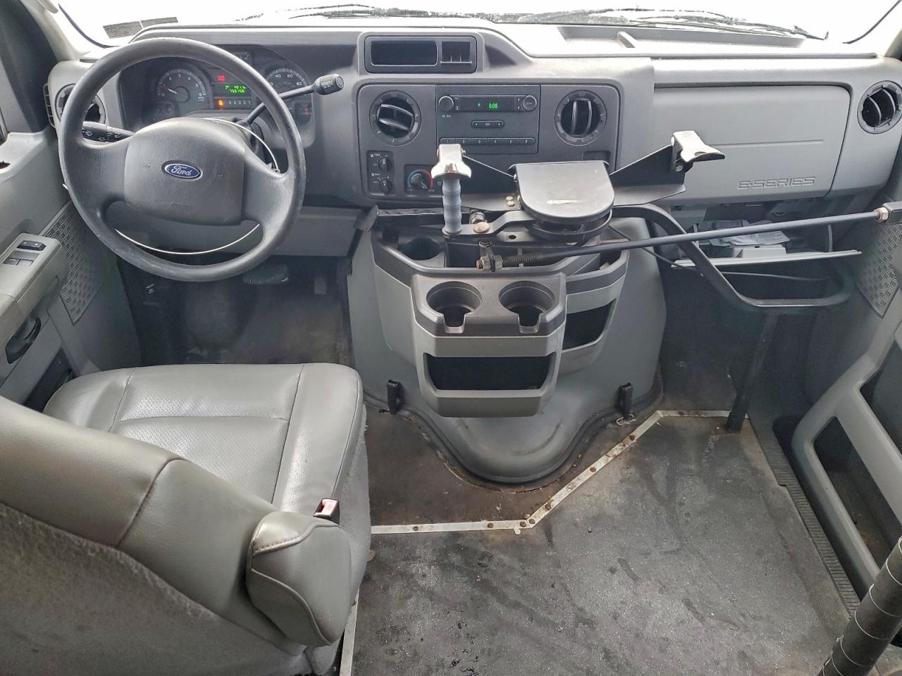 Ford Econoline E250 Van Image 12